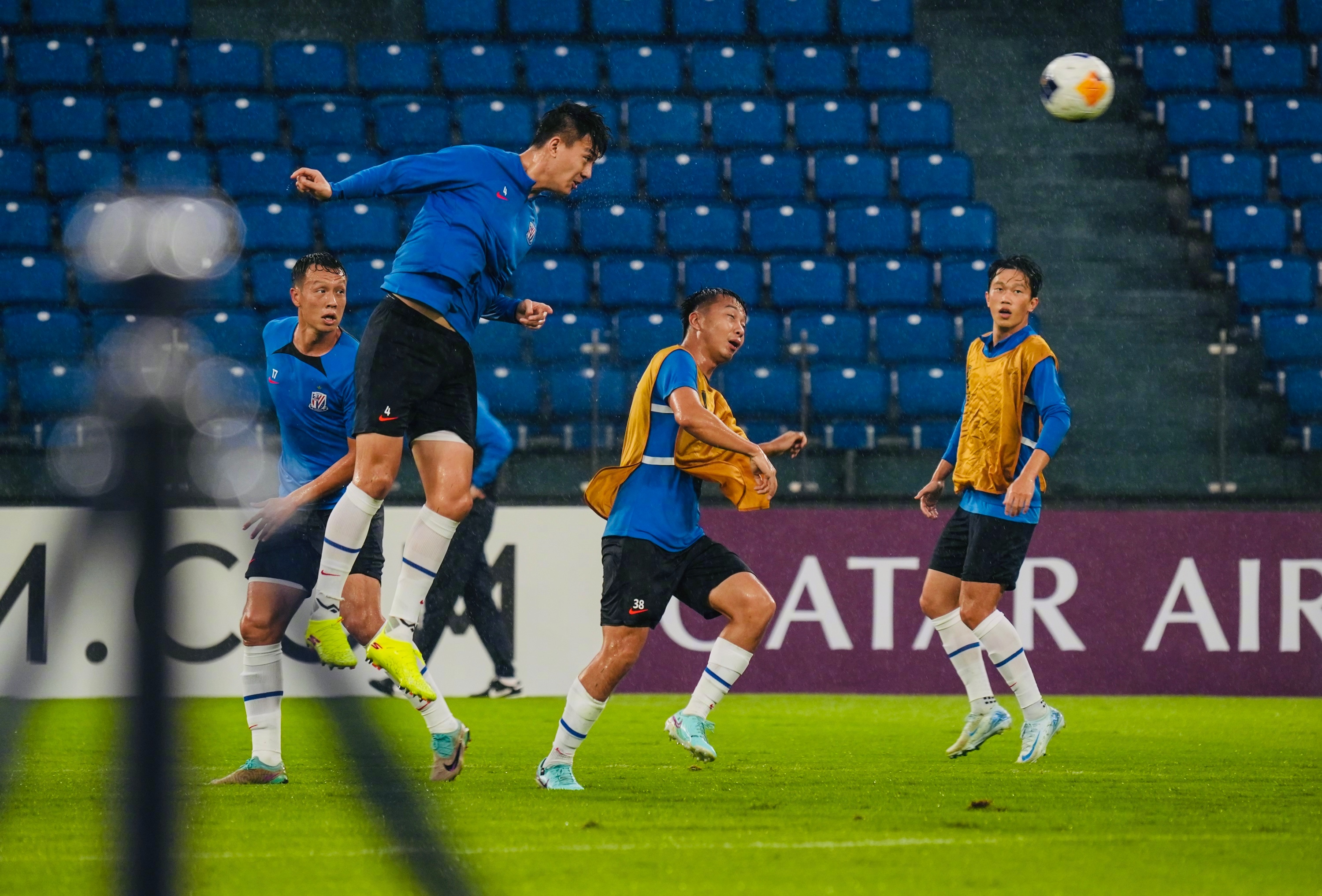 浙江队迎足总杯关键赛；今晨状态回暖；气氛紧张；身体对抗强度拉满(大杯中杯小杯搞笑完整)