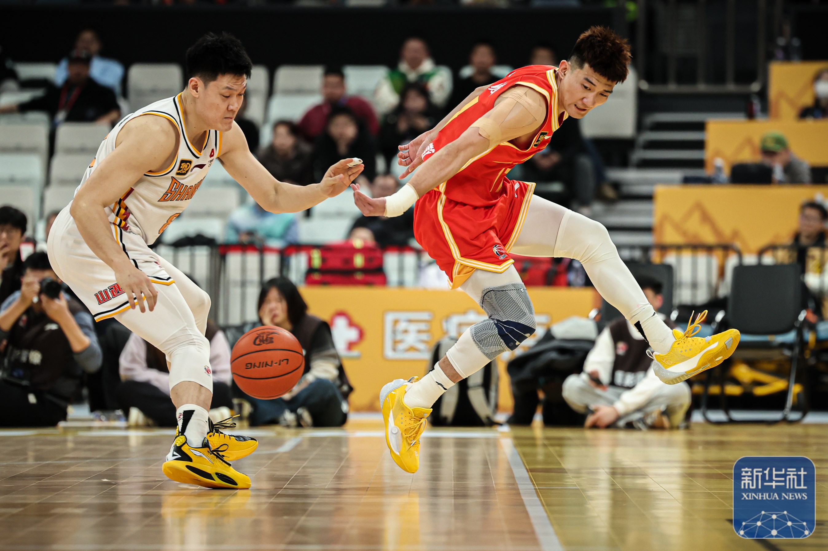 浙江队迎足总杯关键赛；今晨状态回暖；气氛紧张；身体对抗强度拉满(大杯中杯小杯搞笑完整)